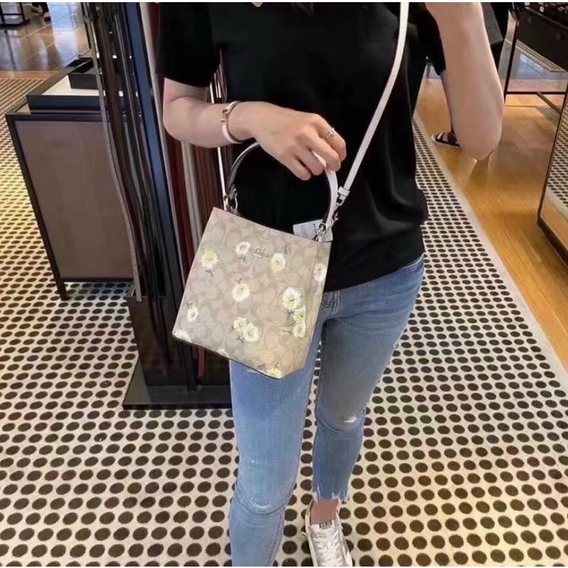 Túi đeo vai Co@ch bucket hoạ tiết kèm dây đeo chéo