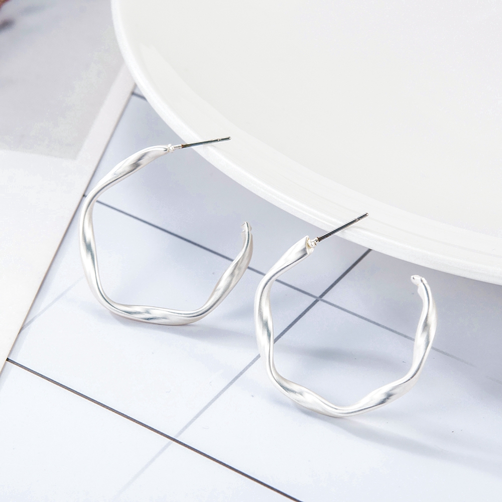 Đôi khuyên tai chữ C xoắn màu vàng bạc xinh xắn dành cho nữ