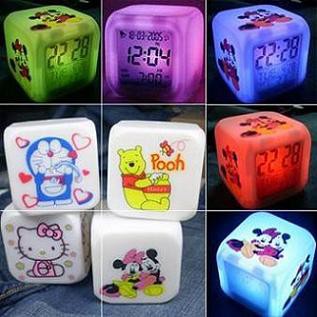 Đồng hồ 7 sắc đổi màu sắc sinh động