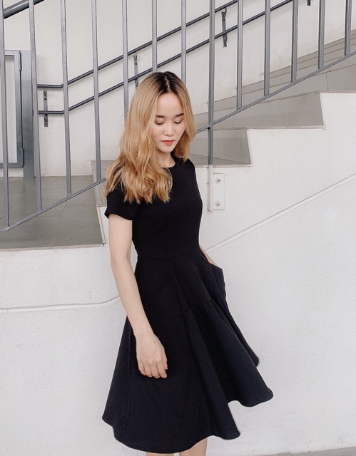 Young Dress - Váy đen túi kiểu che bụng thần thánh