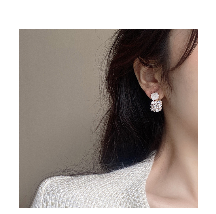 Khuyên tai đính đá nhân tạo phong cách thời trang quý phái