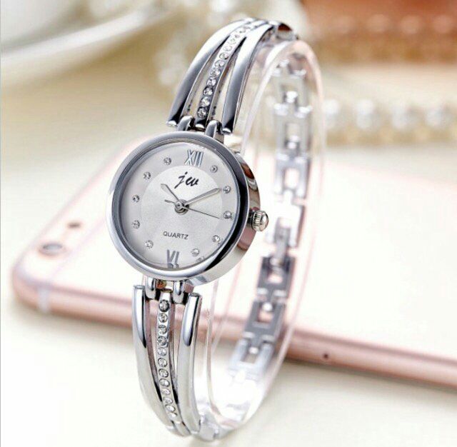 Đồng hồ lắc tay nữ co đính xoàn sang trọng