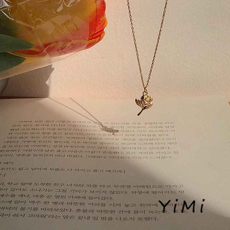 Vòng cổ màu vàng thiết kế mặt hoa hồng tinh tế thời trang cho nữ