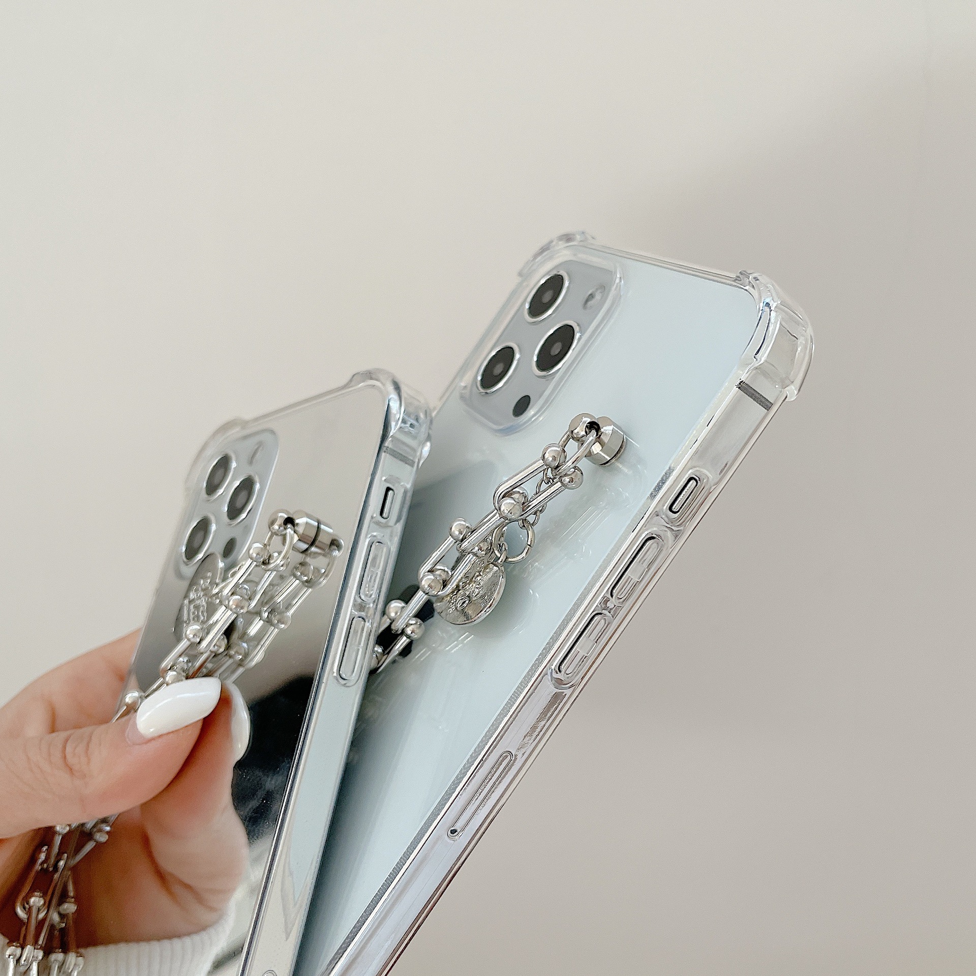 Ốp điện thoại mặt kính trang trí gấu và dây xích cho iPhone 12 11 Promax Xs 11/12 Pro Max/8 Plus/12 Mini/7/8/X/XR/XsMax | BigBuy360 - bigbuy360.vn