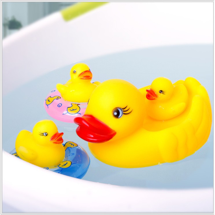 Đồ chơi Đàn vịt vàng kêu chip chip cho bé chơi khi tắm gồm 1 vịt mẹ và 3 chú vịt con