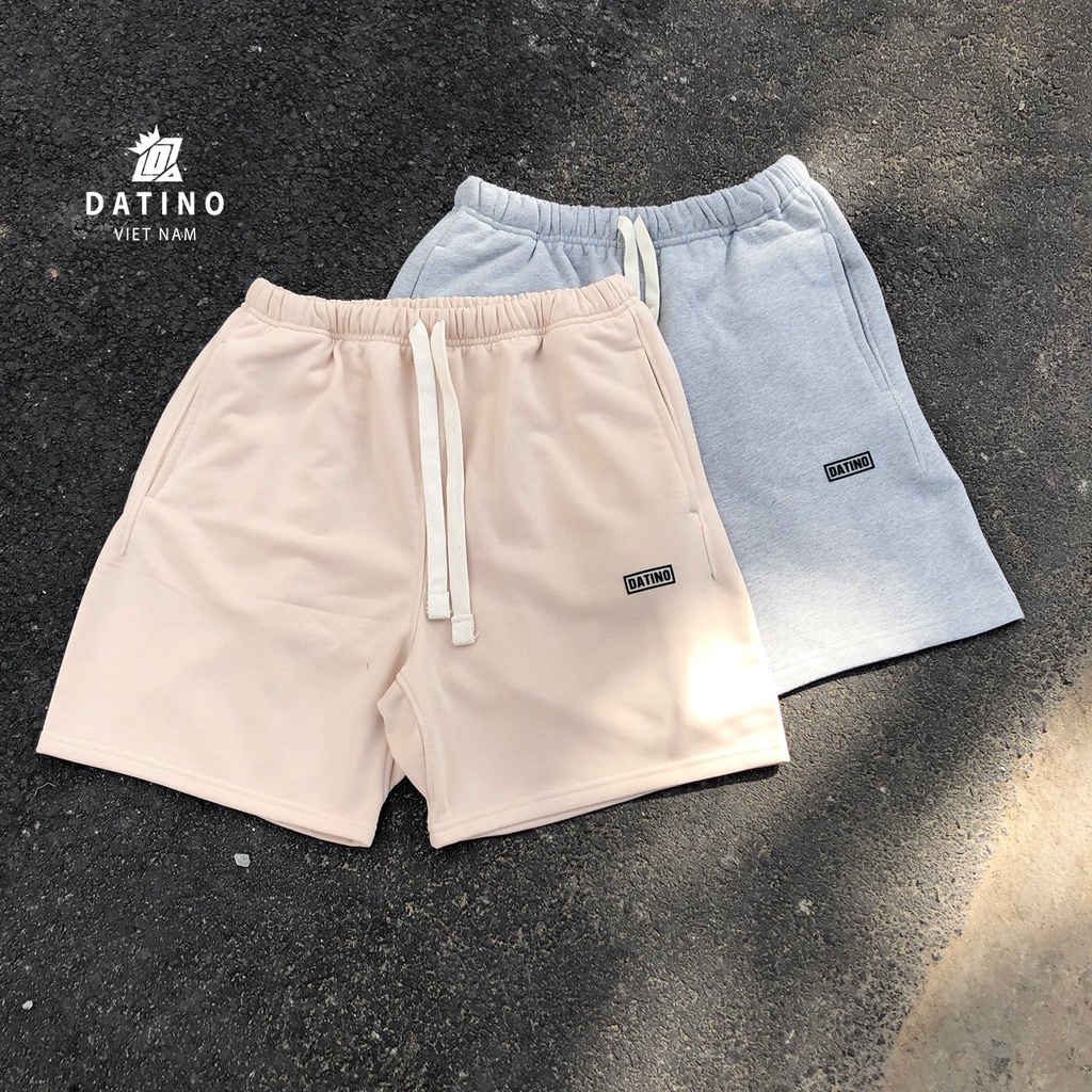 Quần short thun nam Signature in nổi DATINO vải thun cotton da cá chất dày dặn, form rộng mặc trên gối.