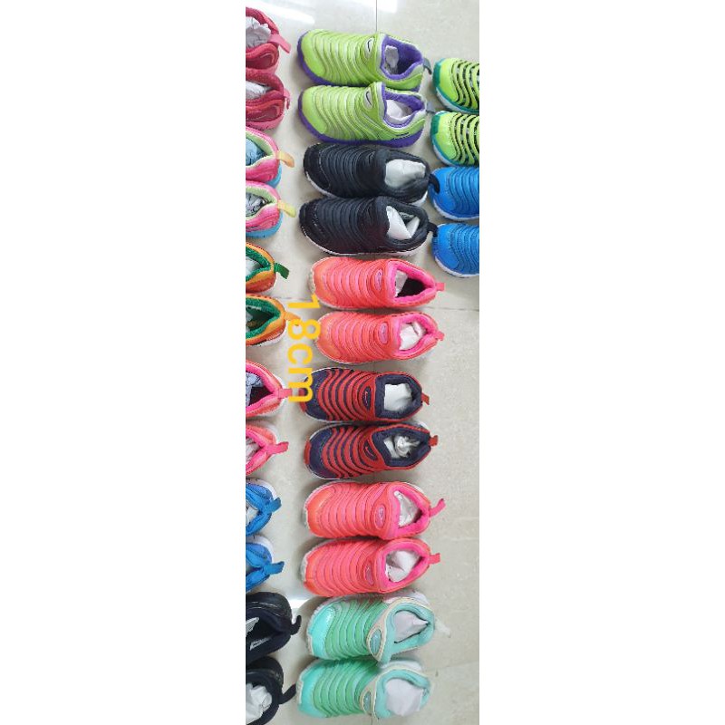 Giày sâu cho bé e, tìm cho ạ