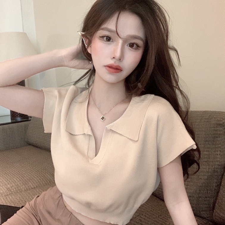 Áo croptop len dệt kim cổ polo tay ngắn phong cách hàng quốc, vải trơn màu, bo eo năng động đáng yêu, Áo Croptop Dệt Kim Tay Ngắn Thiết Kế Cổ Chữ V Quyến Rũ Xinh Xắn Cho Nữ, Áo Thun Dệt Kim Dáng Ôm Ngắn Hở Bụng Cài Khuy Kiểu