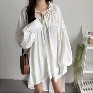 Áo form rộng dài tay trùm mông có dây buộc ở cổ