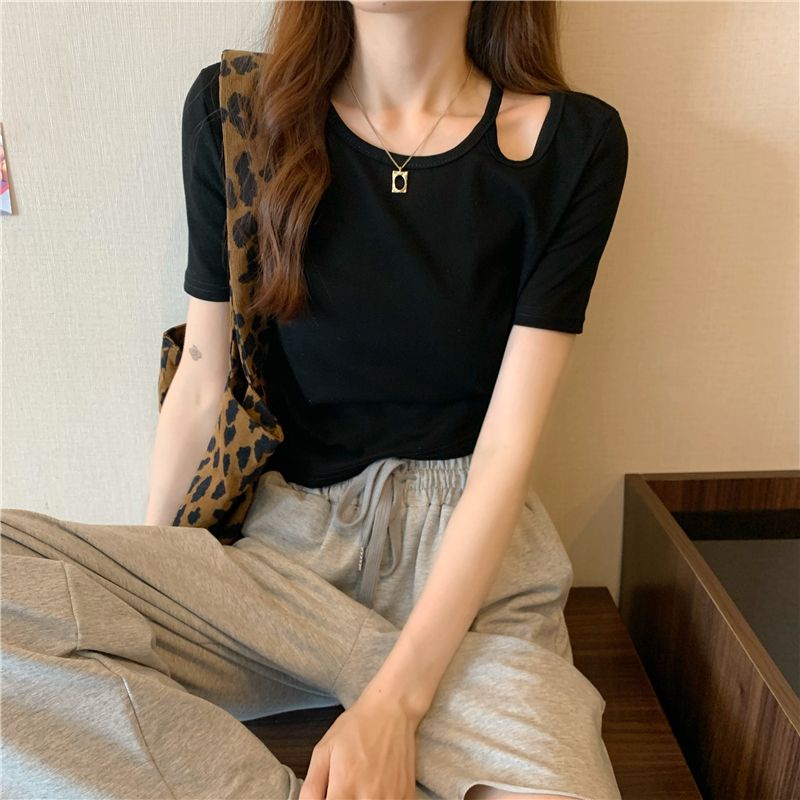 Áo thun khoét vai gợi cảm