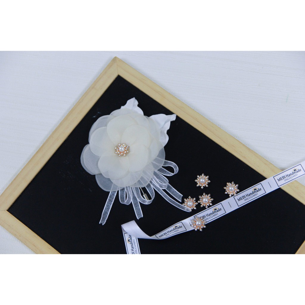 (Ảnh thật 100%) Hoa cài áo handmade mẫu vải voan nhụy đá mix lá gấm và ruy băng voan siêu xinh (No box)
