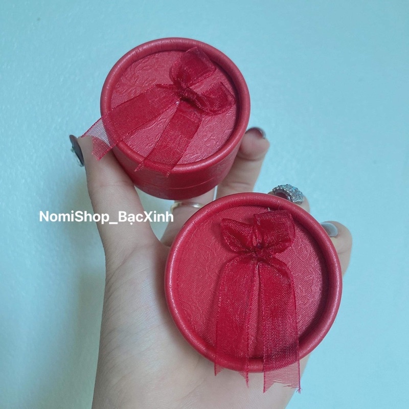 Hộp đựng nhẫn thắt nơ dáng tròn màu đỏ bắt mắt làm hộp tặng quà hết ý Mainomi Shop Bạc Xinh