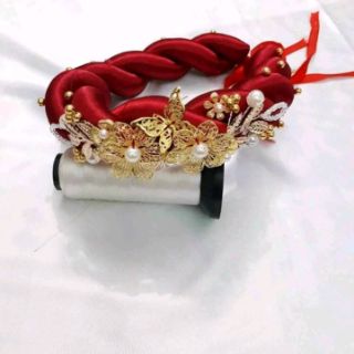 Mấn xoắn đính hoa vàng .
