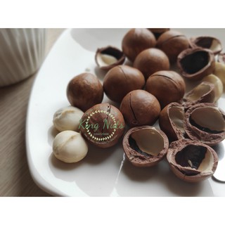 Hạt mắc ca sấy khô nứt vỏ DakLak King Nuts vụ mới kèm dụng cụ tách