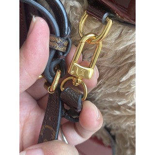 ba lô lv màu đỏ mận da bóng size 18