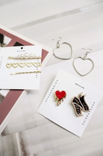 Set 2 pin cài áo Win my heart