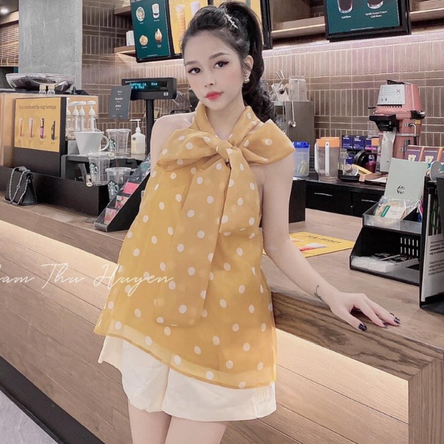 Bộ áo chấm bi dáng yếm quần sooc trắng