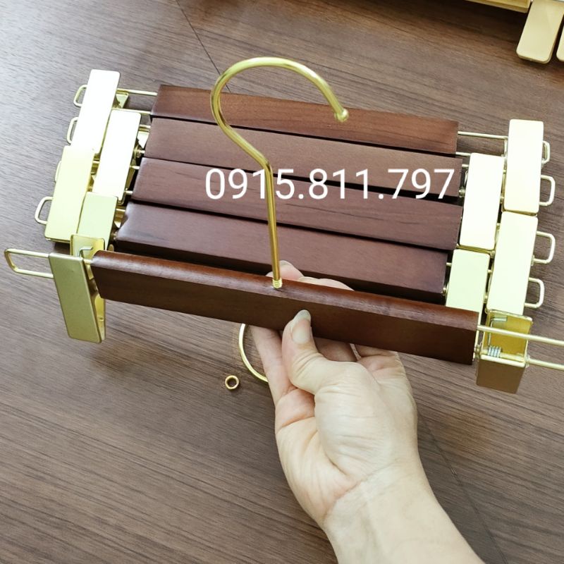 Moc treo quan ao - kẹp gỗ nâu cao cấp kích thước 30cm,đầu kẹp mạ vàng siêu bền đẹp với 2 kiểu đầu móc