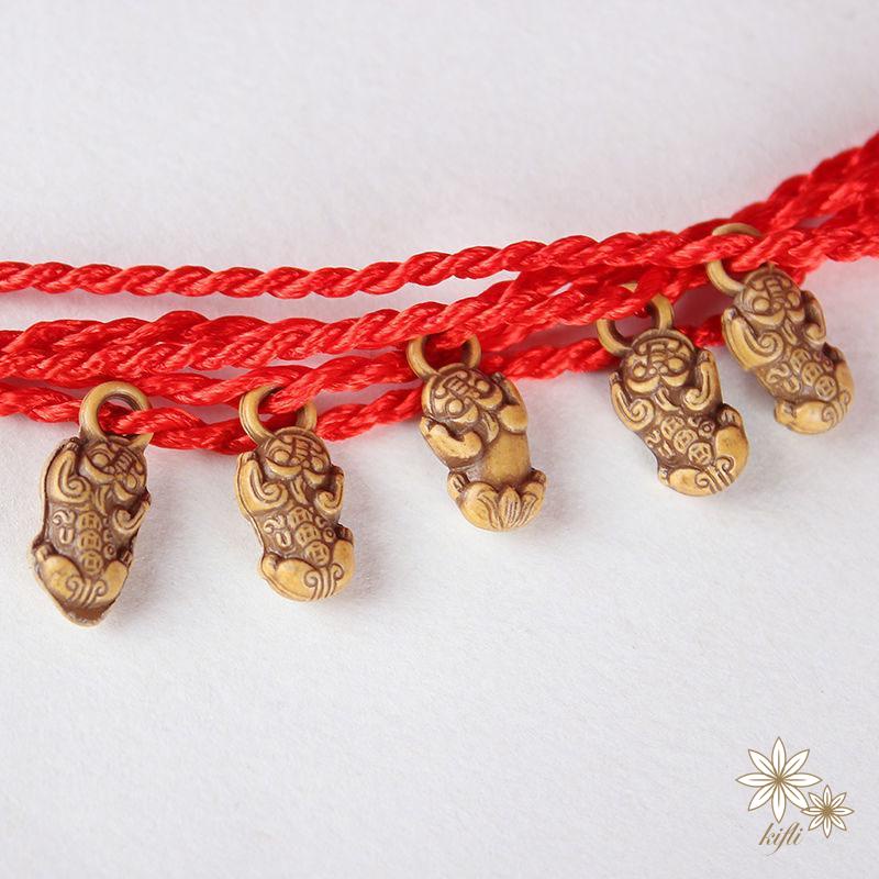 Vòng đeo tay dây bện chỉ đỏ handmade đem lại sự may mắn thể hiện tình bạn tình yêu