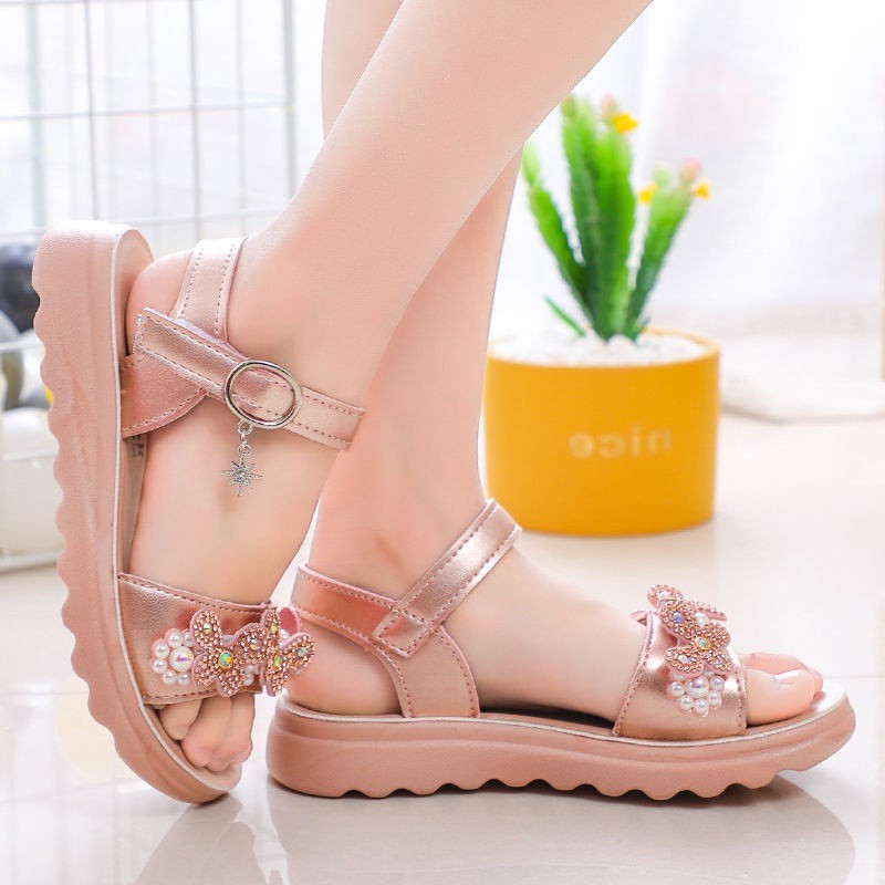 Sandal Bé Gái 2-13 Tuổi Quai Ngang Siêu Nhẹ Đế Êm Chống Trơn Trượt Họa Tiết Bướm Đính Đá Phong Cách Hàn Quốc D35