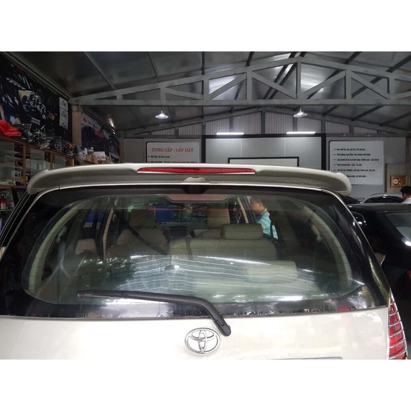 Đuôi gió có đèn cho xe INNOVA 2008-2015 chất liệu nhựa ABS cao cấp