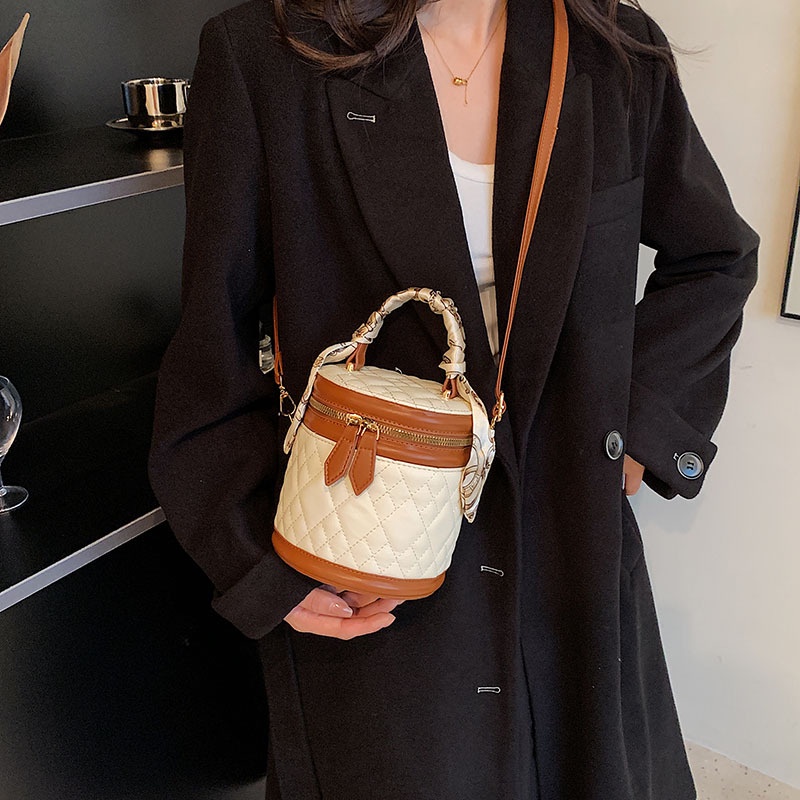 Túi Xách Đính Đá Phối Dây Xích Phong Cách Thời Trang Phương Tây