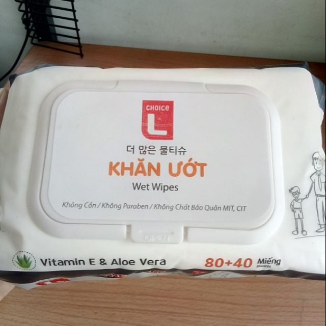 Khăn ướt Lotte Vitamin E & Aloe Vera gói lớn 120 tờ/gói.