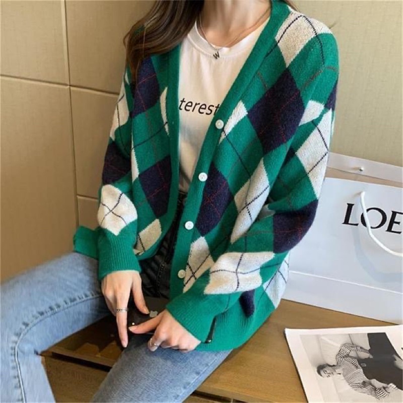 Áo khoác cardigan len cổ V màu xanh lá họa tiết kim cương kẻ ô quả trám