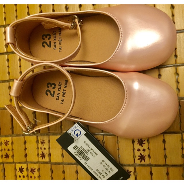 Giày bé gái Canifa 350k còn 150k