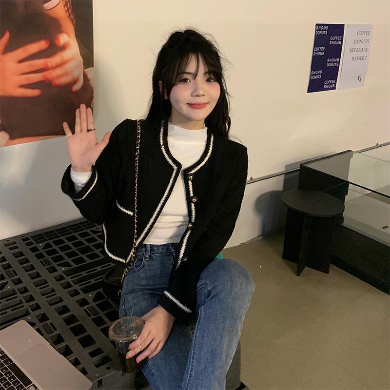 Áo khoác ngắn màu đen phong cách Hàn Quốc cho nữ