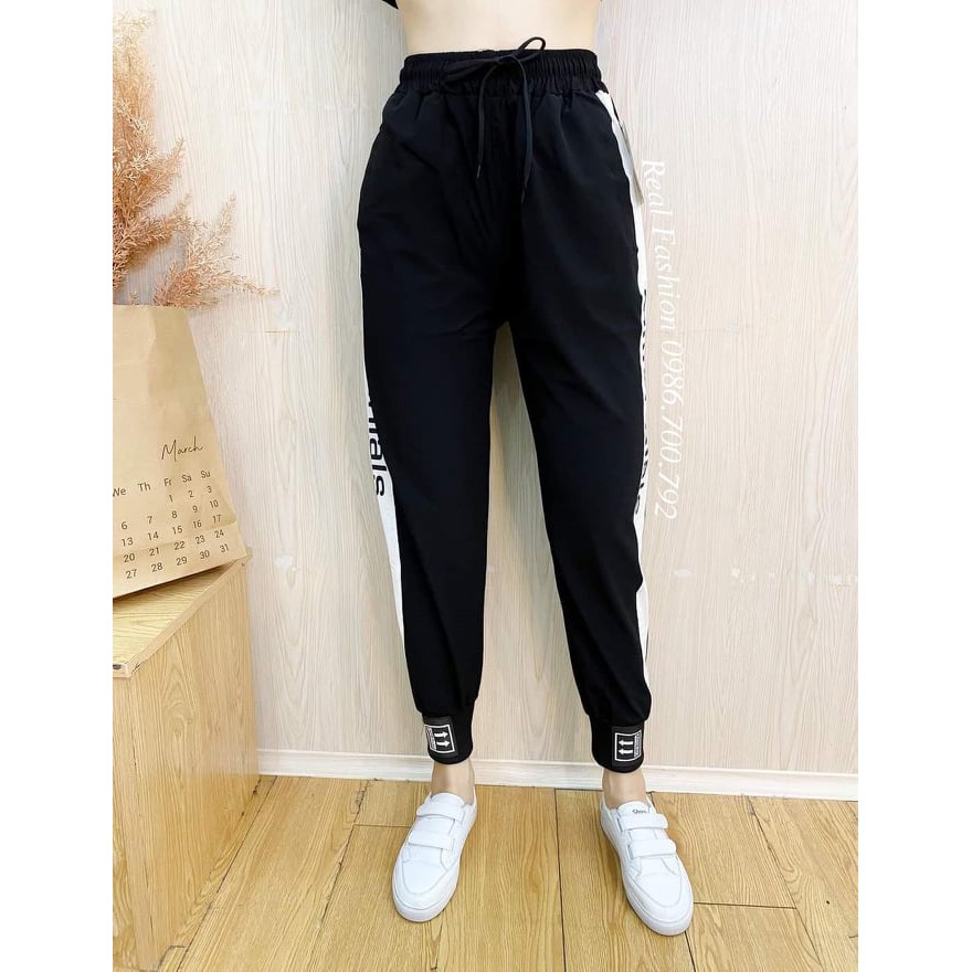 Quần gió nữ phối sọc trắng đen bo gấu may logo dáng jogger trẻ trung năng động