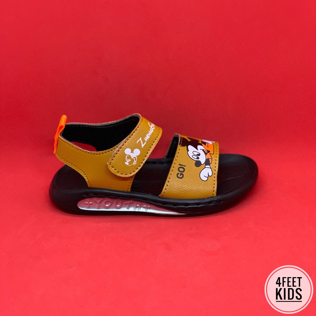 Dép sandal Mickey cho bé trai từ 1-10 tuổi họa tiết thu hút con trẻ với đế mềm, chống trơn trượt trong những ngày mưa