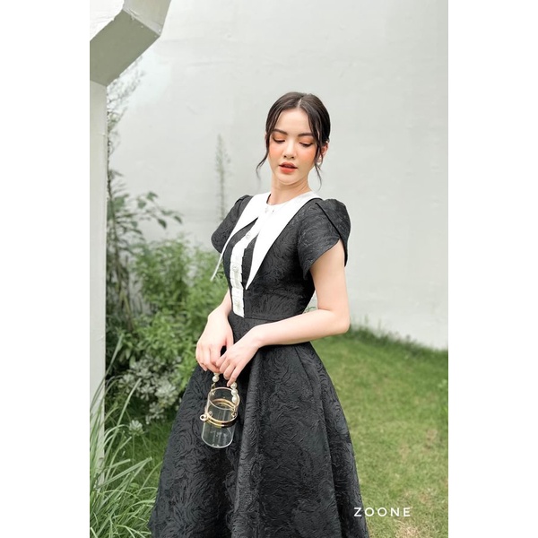 Váy gấm đen phối cổ trắng