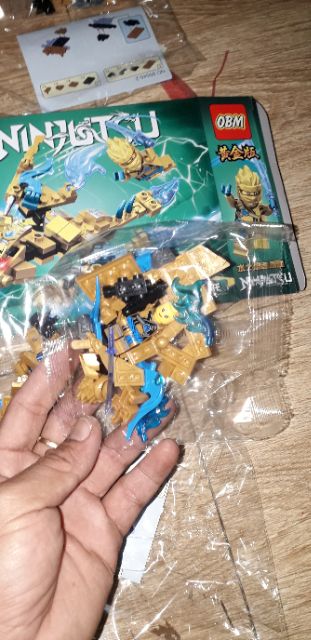 Lắp ráp 1 hộp LegoNinjutsu Rồng 99545 có nhiều chi tiết