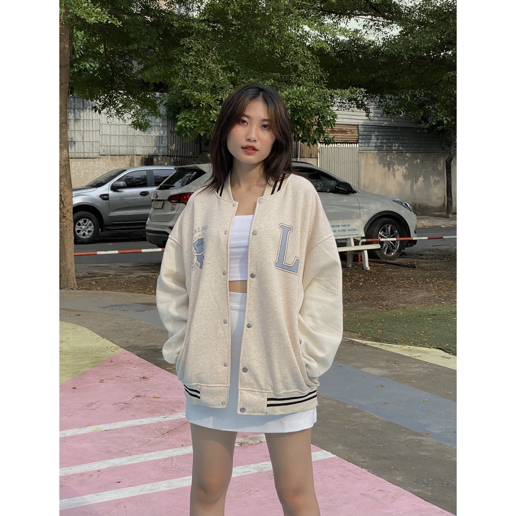 Áo Bomber nỉ màu kem nhạt in chữ L (hình thật) form unisex | BigBuy360 - bigbuy360.vn