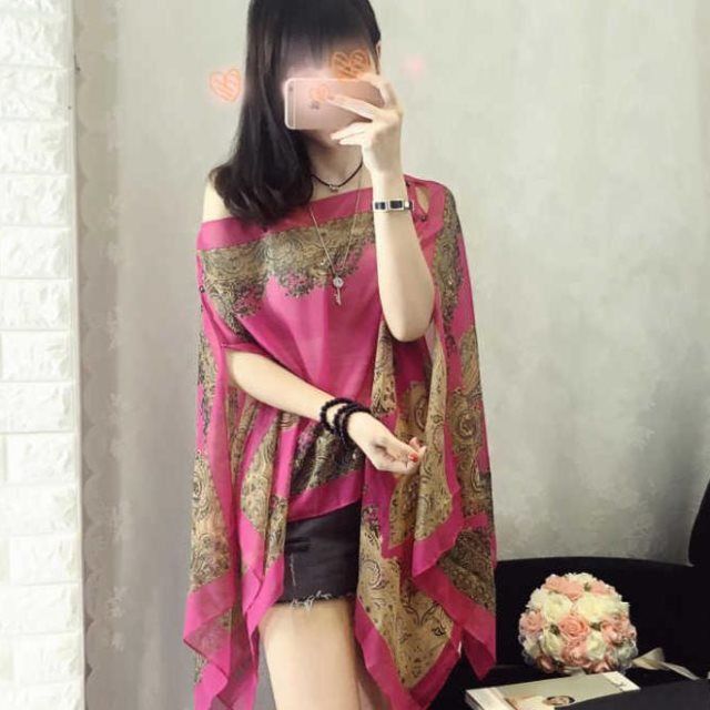 Khăn choàng voan đi biển đính cúc