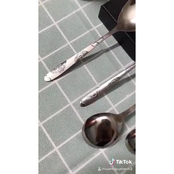 Thìa inox cán có hoa văn loại dày , đầu tròn