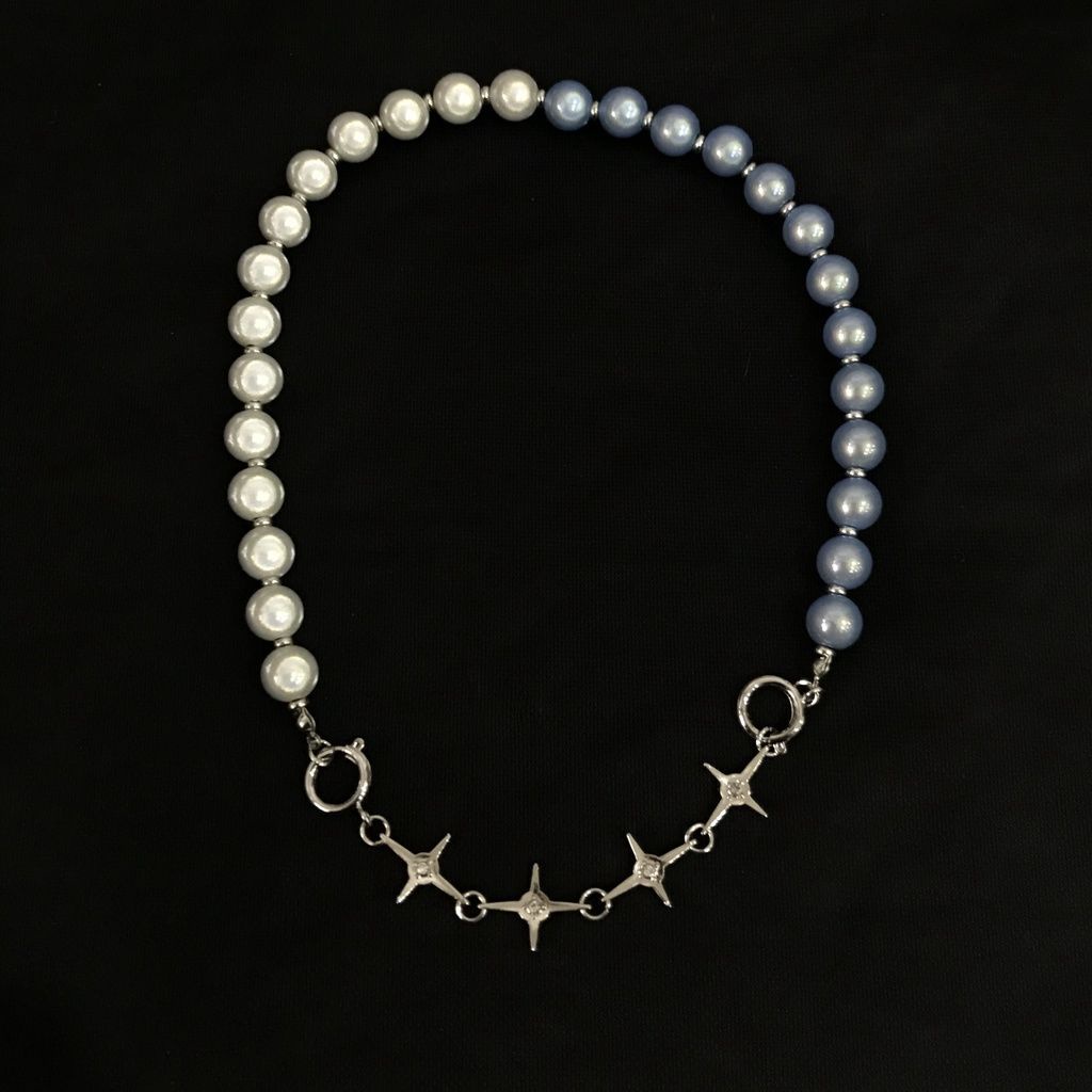 Vòng cổ chuỗi hạt ngọc trai màu trắng và xanh dương phối mặt hình chữ thập đính đá cá tính