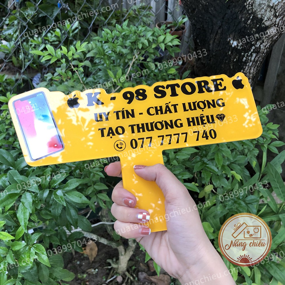 Bảng hiệu dành cho tiệm điện thoại, bảng cầm tay in theo yêu cầu, check in shop
