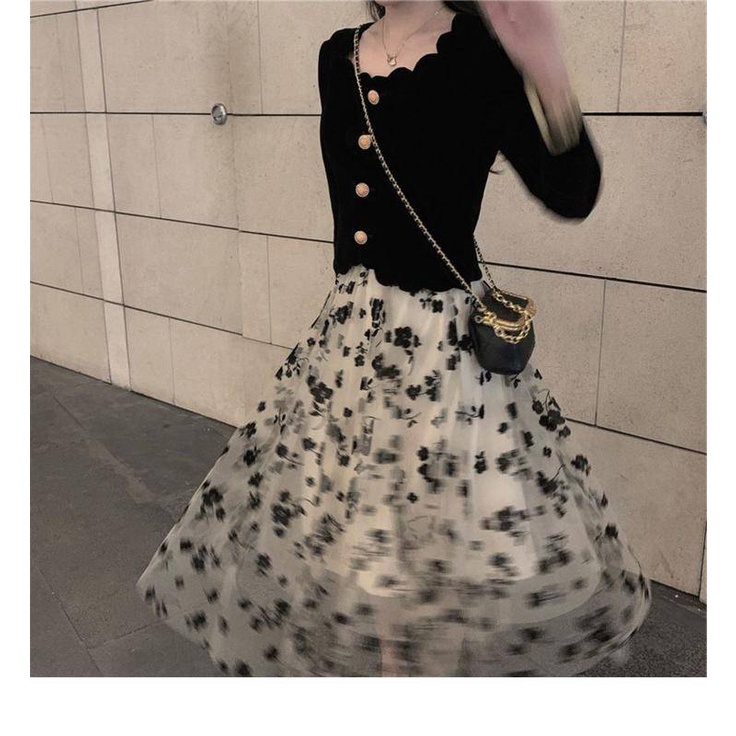 Áo kiểu nhung cổ vuông tay dài + chân váy lưới hoa màu đen thời trang nữ tính 2020