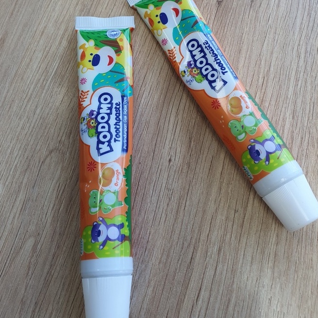 Kem Đánh Răng cho bé KODOMO Toothpaste 45g (hương cam/hương dâu)