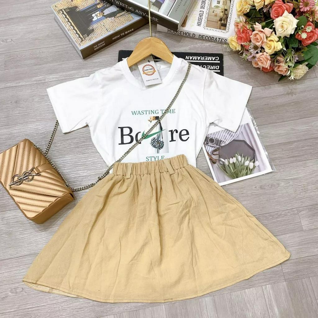 Set áo thun + chân váy xòe dành cho bé gái 18-45kg mẫu chữ "BORE". Chất liệu vải thoáng mát, co dãn tốt.