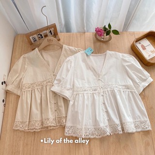 Áo thô cổ V khuy bọc ren - chỉ còn trắng