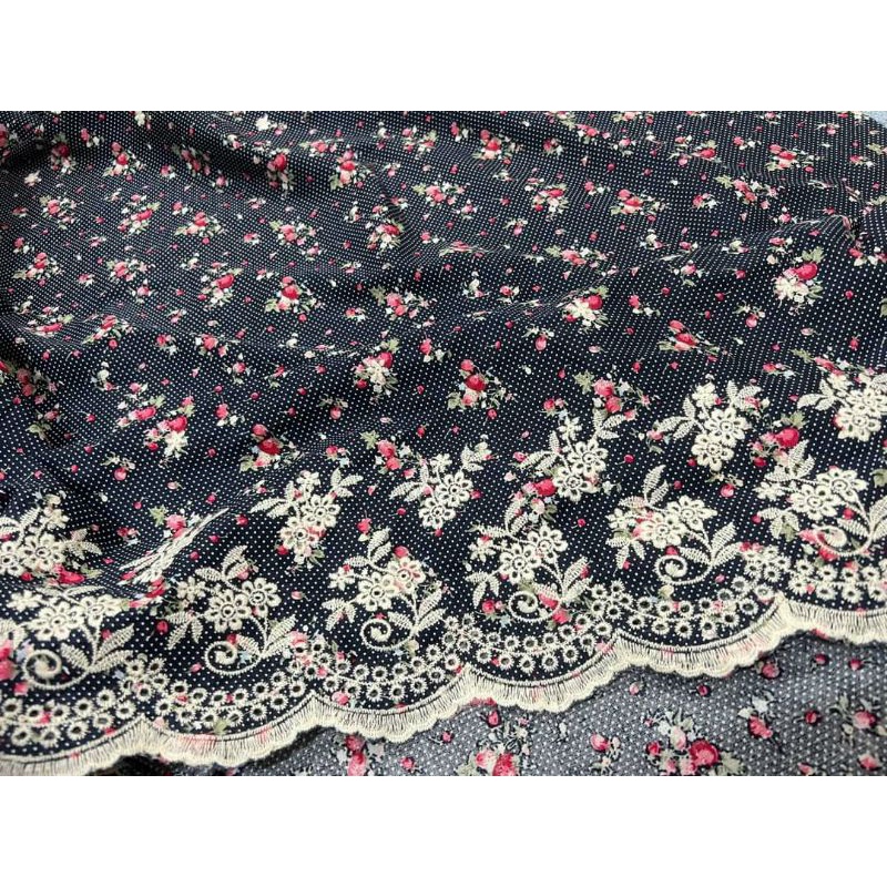 Vải thô thêu hoa chân chấm bi