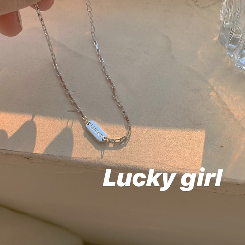 Vòng tay mặt khắc chữ Lucky bằng thép titan màu bạc dành cho bạn nữ