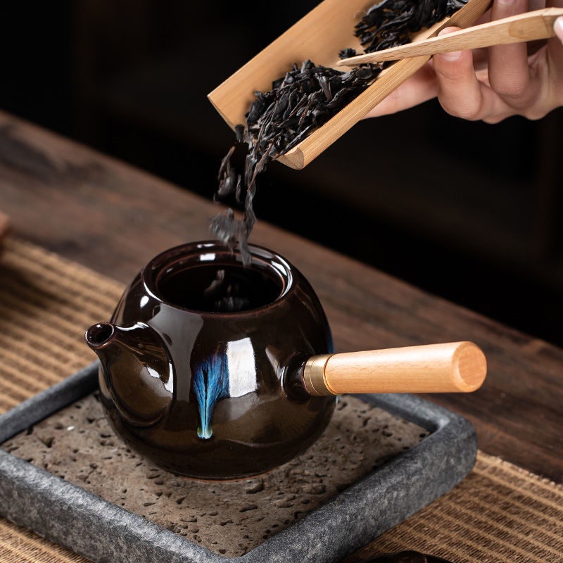 Bộ Ấm Trà Sứ Với Tay Cầm Bằng Gỗ Phong Cách Nhật Bản