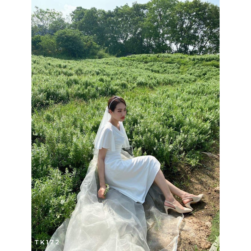 Đầm trắng xòe cổ đổ tay loe