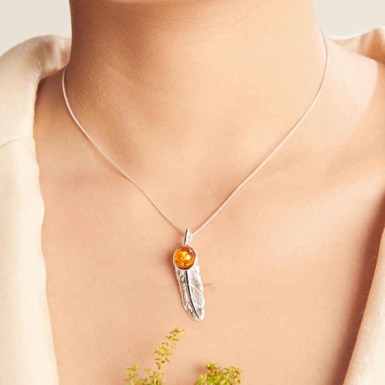 Mặt Dây Chuyền Đá Hổ Phách Lông Vũ Thiên Nhiên Phong Thuỷ SP003256 Gypsy.lala