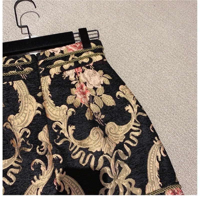 Chân váy ngắn hoạ tiết qccc