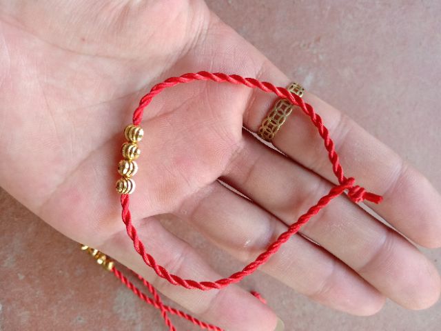 Vòng Tay Chỉ Đỏ May Mắn Mix 4 Bi Vàng 6 Ly